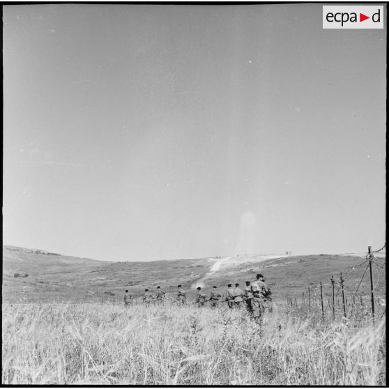 Une patrouille de la Demi-Brigade de Fusiliers Marins (DBFM) longe les barbelés qui séparent la frontière algéro-marocaine.