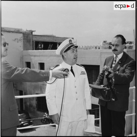 Amirauté d'Alger. Cérémonie à la mémoire d'un maître canonnier, assassiné par les rebelles pour avoir refusé de participer à la grève déclenchée par le FLN.