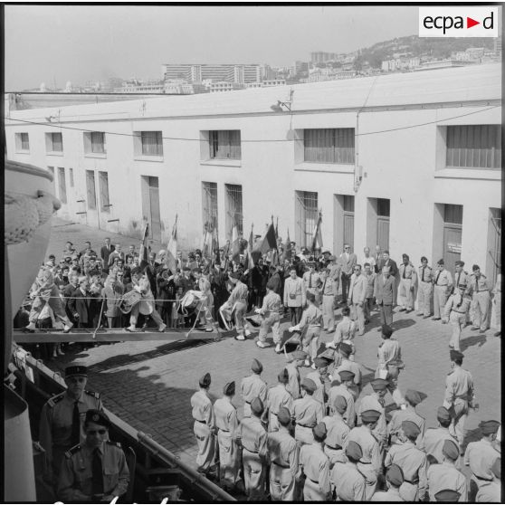 Alger. Embarquement des drapeaux des anciens combattants de la 9e division d'infanterie coloniale (DIC).