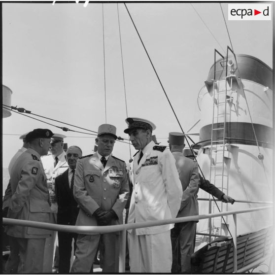 Alger. Le général Raoul Salan et le vice-amiral Auboyneau à bord de l'Arabe.