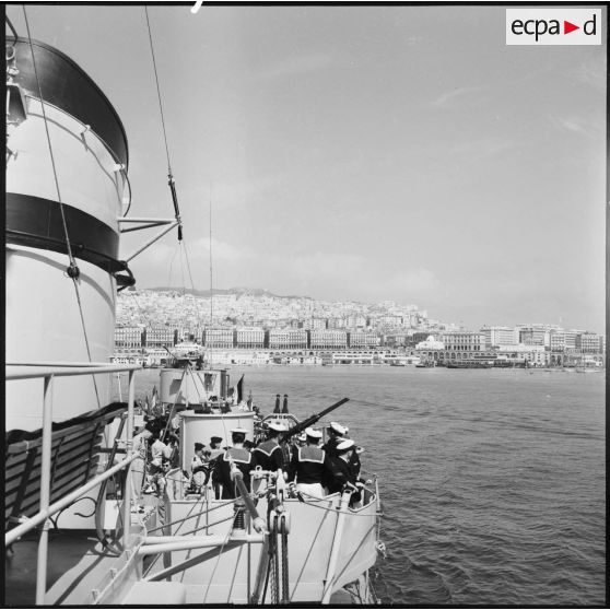 Le bâtiment l'Arabe quitte le port d'Alger.