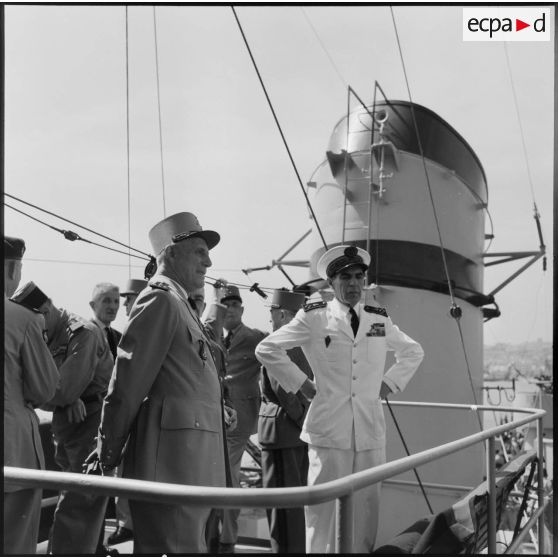 Alger. Le général Raoul Salan et le vice-amiral Auboyneau à bord de l'Arabe.