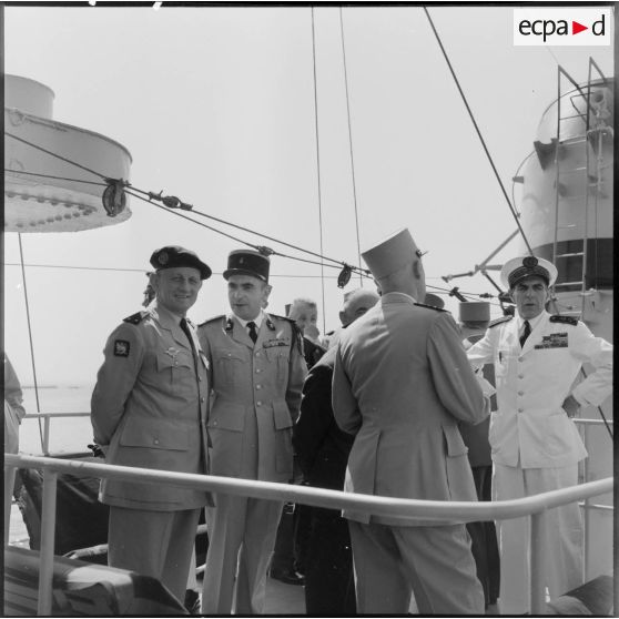 Alger. Le général Raoul Salan et le vice-amiral Auboyneau à bord de l'Arabe.