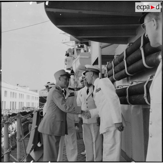 Alger. A l'occasion du 13e anniversaire du débarquement à l'île d'Elbe, le général Salan est accueilli à bord du navire L'Arabe.
