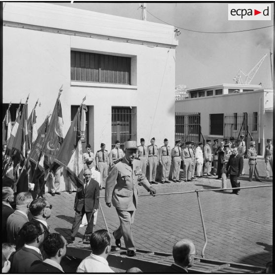 Alger. A l'occasion du 13e anniversaire du débarquement à l'île d'Elbe, le général Salan est accueilli à bord du navire L'Arabe.