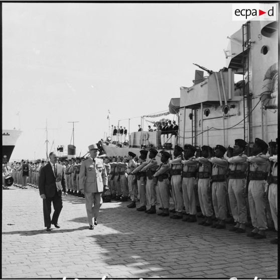 Alger. Revue des troupes.
