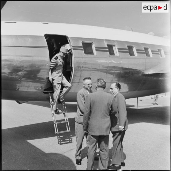 Aérodrome de Bône. Arrivée du ministre de la défense nationale, André Morice.