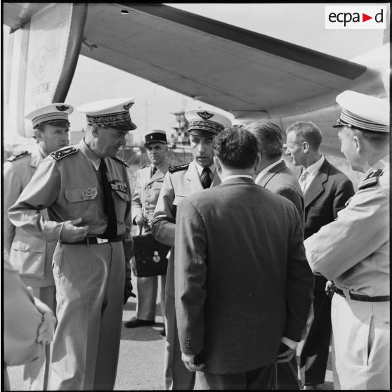Aérodrome de Bône. Accueil des secrétaires d'Etat.