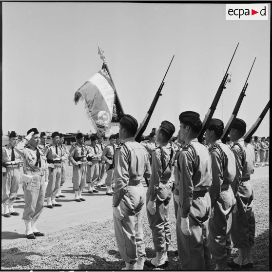 Aérodrome de Bône. le drapeau du groupe de bombardement (GB) 1/91.