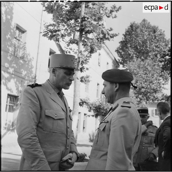 Oran. Conversation entre autorités militaires.