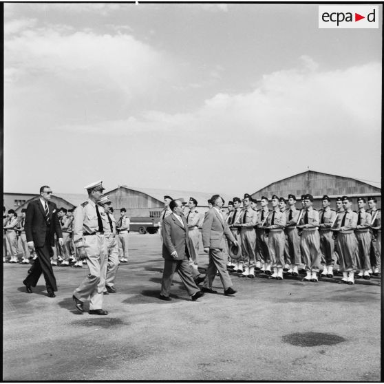Revue des troupes à l'aéroport d'Oran.