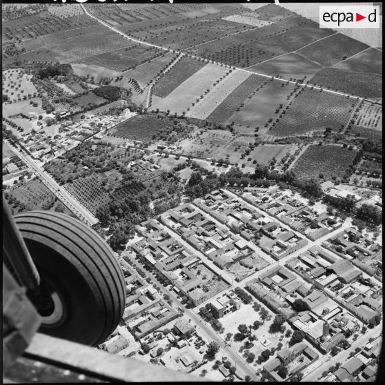 Vues aériennes de différentes villes par des Sikorsky S58.