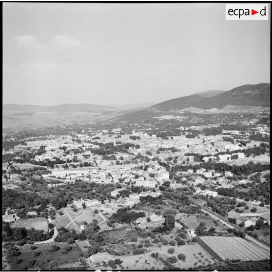 Vues aériennes de différentes villes par des Sikorsky S58.