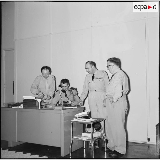Alger. Officiers dans un bureau de la Xe région militaire.