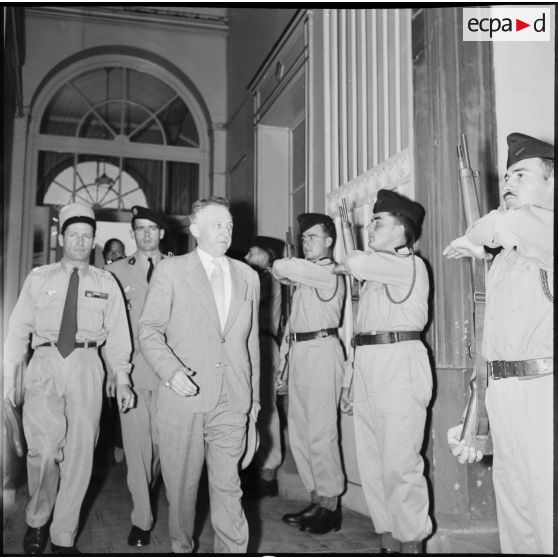 Alger. André Morice quitte l'hotel de la Xe RM à l'issue de la déclaration à la presse.