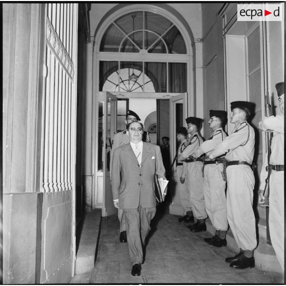 Alger. M. Métayer quitte l'hôtel de la Xe RM.