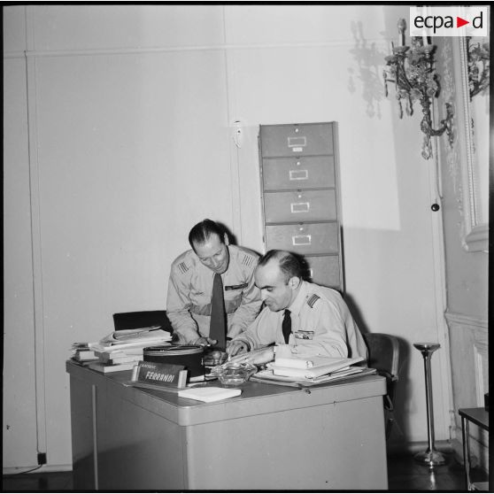 Alger. Le capitaine Ferrandi à son bureau.