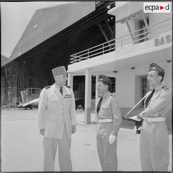 Alger. Le général Lorillot et un officier de l'armée de l'Air.