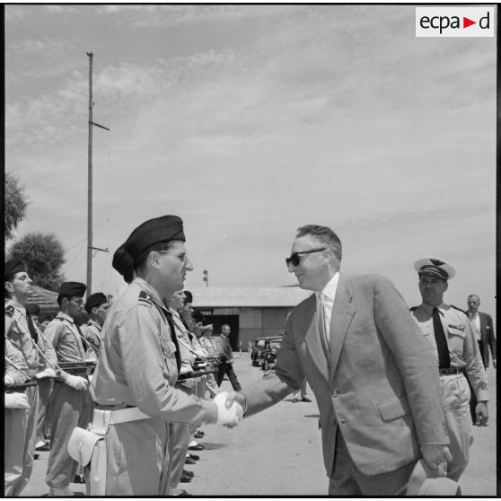 Alger. André Morice passe en revue un détachement de l'armée de l'Air.