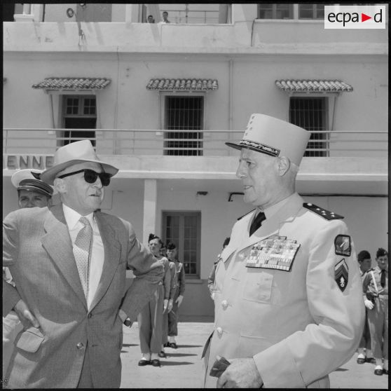 Alger. Le général Salan et André Morice sur la base aérienne.