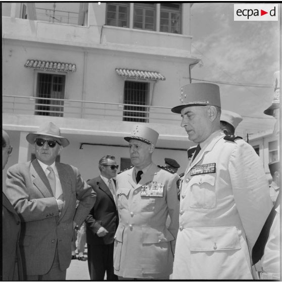 Base aérienne d'Alger. De gauche à droite : André Morice, le général d'armée Raoul Salan le général d'armée Lorillot.