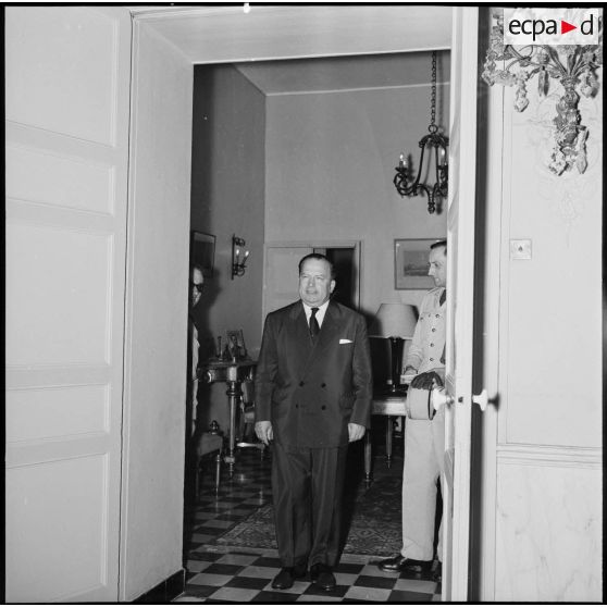 Alger. Robert Lacoste quitte le bureau du général d'armée Raoul Salan.