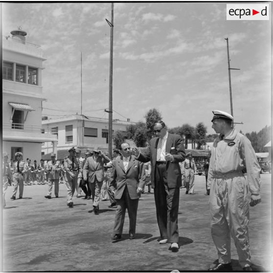 Base aérienne d'Alger. Départ du ministre de la défense nationale André Morice.