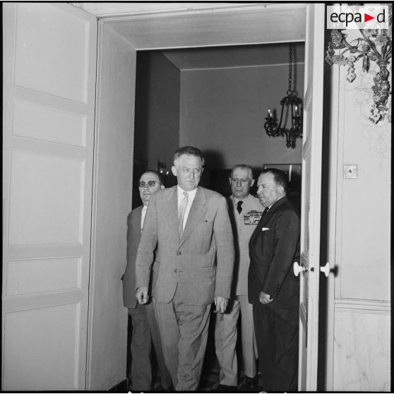 Alger. André Morice quitte le bureau du général d'armée Raoul Salan à l'issue de la conférence militaire.