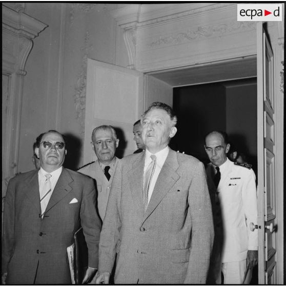 Alger. Portrait des autorités politiques et militaires à l'issue de la conférence de presse.