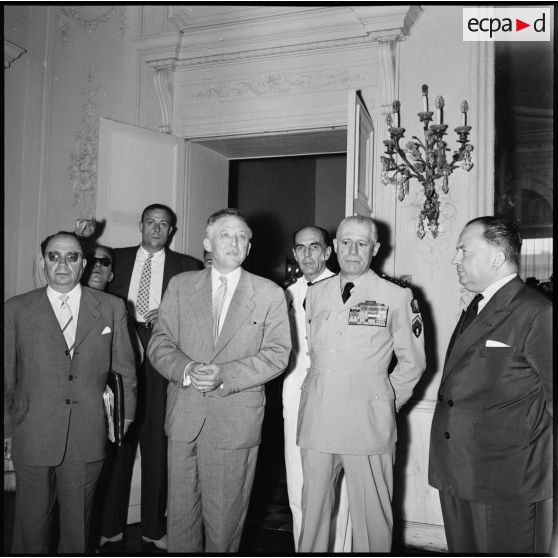 Alger. Portrait des autorités politiques et militaires à l'issue de la conférence de presse.