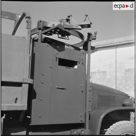 Avant et portière blindée d'un camion GMC 6x6.