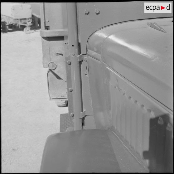 Détail du blindage d'un camion GMC 6x6.