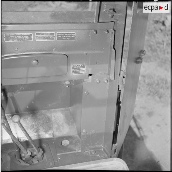 Détail du blindage d'un camion GMC 6x6.