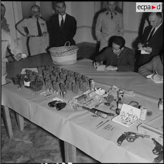 Alger. Présentation de diverses munitions saisies dans la casbah.