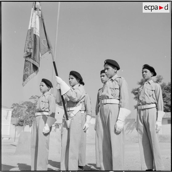 Garde au drapeau des élèves de l'école militaire préparatoire nord africaine (EMPNA) de Kolea.