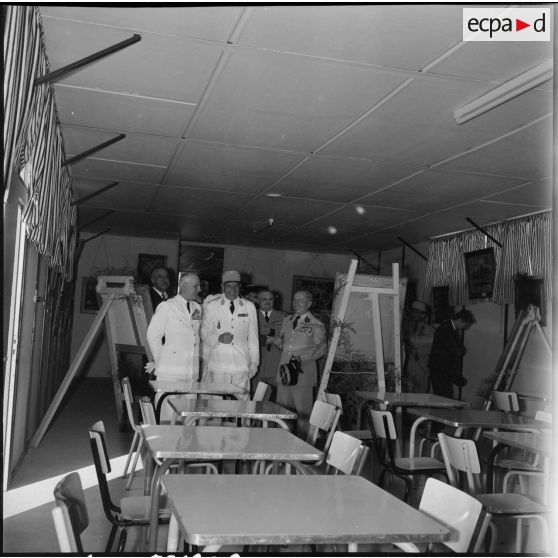 Koléa. Le général Salan et le général Allard visitent les locaux de l'école militaire préparatoire nord-africaine (EMPNA).