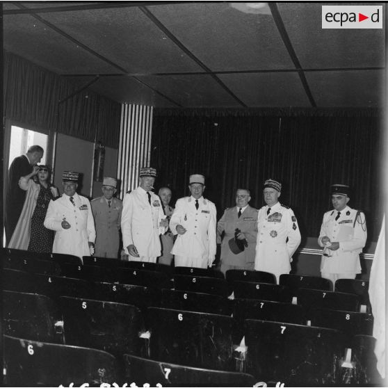 Koléa. Le général Salan et le général Allard visitent les locaux de l'école militaire préparatoire nord-africaine (EMPNA).