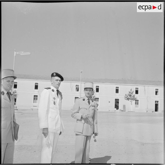 Koléa. Officiers et élève devant un bâtiment de l'Ecole militaire préparatoire nord-africaine (EMPNA).