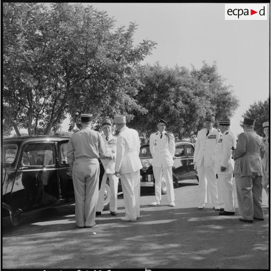 Koléa. Le général Salan et le général Allard visitent l'Ecole militaire préparatoire nord-africaine (EMPNA).