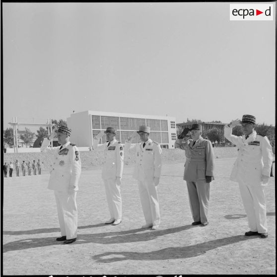 Koléa. Le général Salan et le général Allard saluent le drapeau de l'Ecole militaire préparatoire nord-africaine (EMPNA).