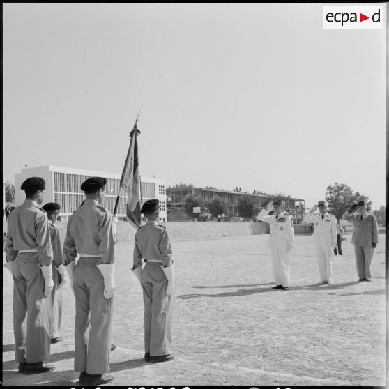 Koléa. Le général Salan et le général Allard saluent le drapeau de l'Ecole militaire préparatoire nord-africaine (EMPNA).