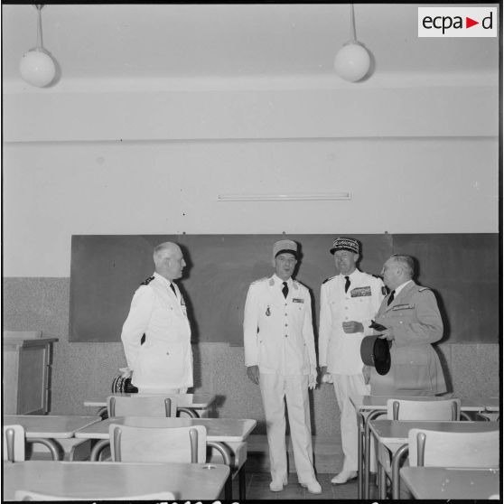 Koléa. Le général Salan et le général Allard visitent les locaux de l'école militaire préparatoire nord-africaine (EMPNA).