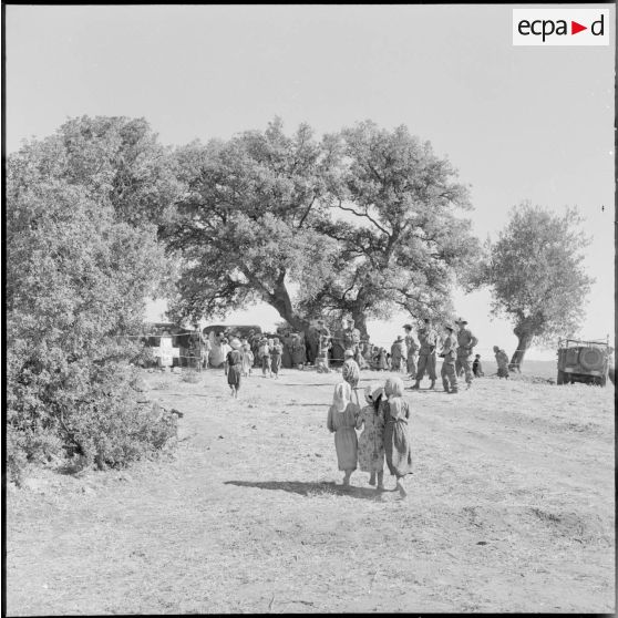 Assistance sociale et médicale au douar de Beni Choumerane.