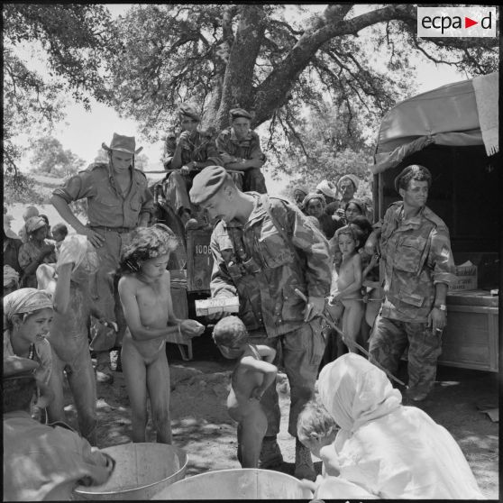 Assistance sociale et médicale au douar de Beni Choumerane.