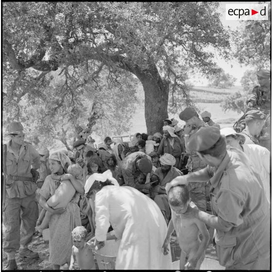 Assistance sociale et médicale au douar de Beni Choumerane.