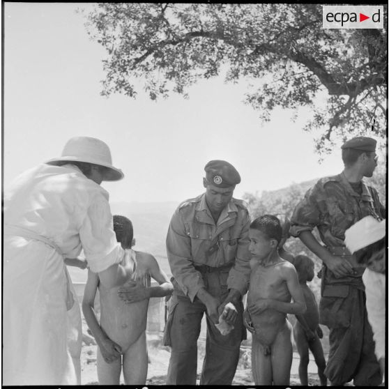 Assistance sociale et médicale au douar de Beni Choumerane.