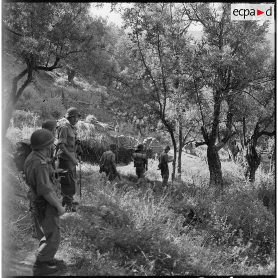 Région de Catinat. Des militaires fouillent la zone.