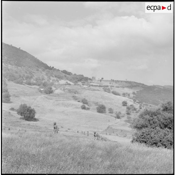 Région de Catinat. Des militaires fouillent la zone.