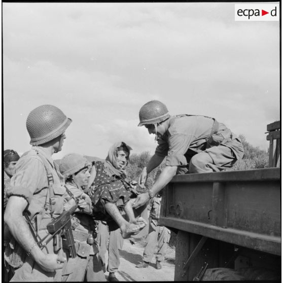 Région de Catinat. Opération de rassemblement de la population.