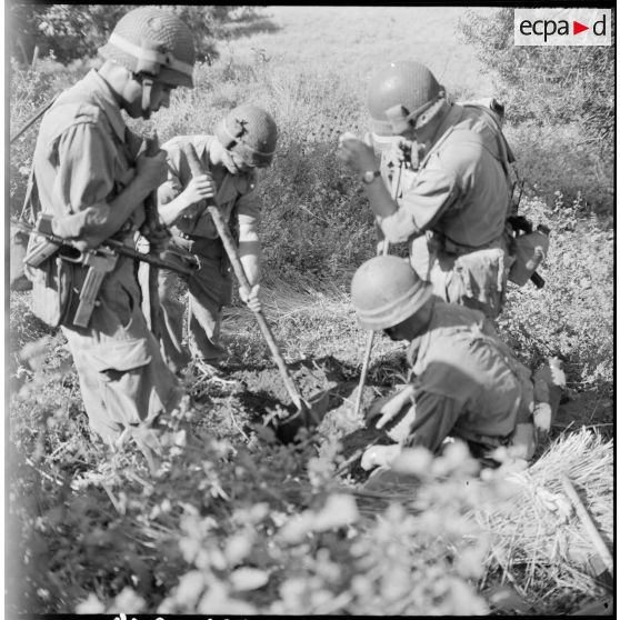Région de Catinat. Des militaires fouillent la zone.